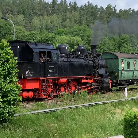 Sonneneck: Cozy Thuringian Forest Retreat with Parking and Netflix Schleusingen Exterior photo